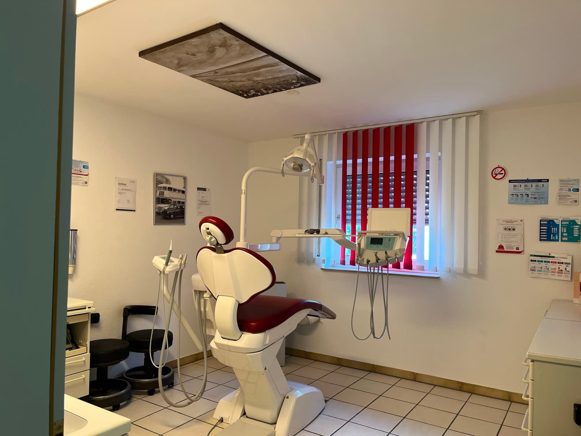 Moderne Zahnarztpraxis mit eigenem Labor