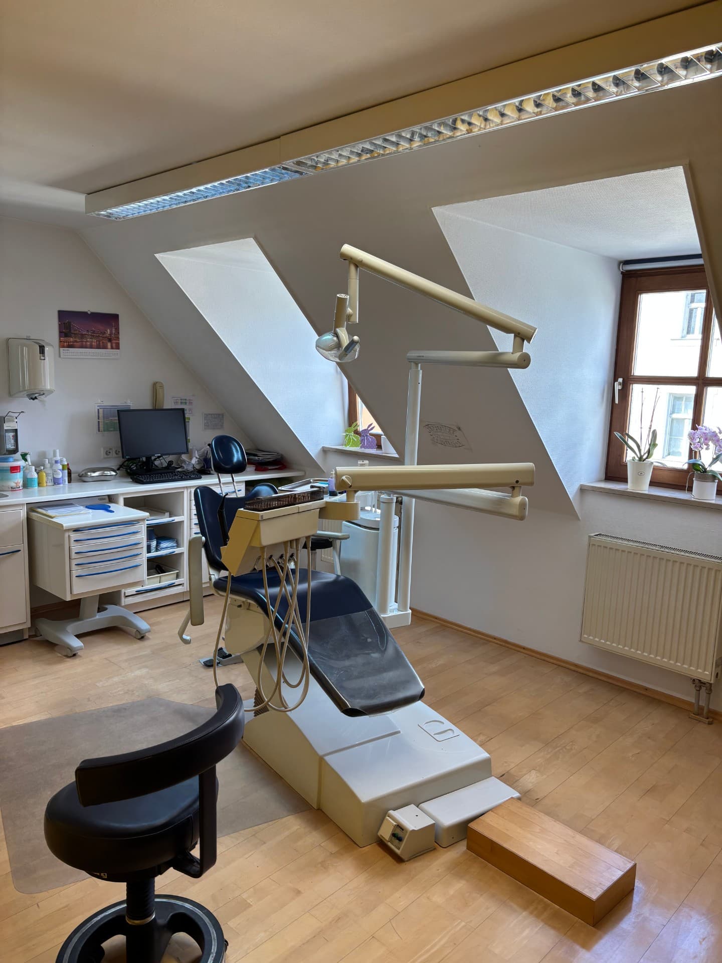 Chirurgische Exzellenz im Duo: Weltstadt-Niveau trifft operative Tiefe.